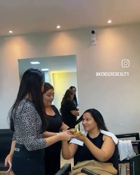 Interior do salão Kendore Beauty com profissionais atendendo clientes