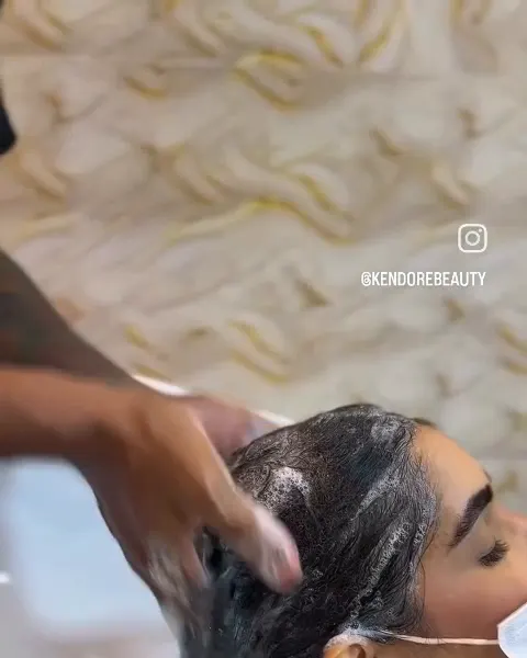 Lavagem de cabelo no lavatório com massagem no couro cabeludo